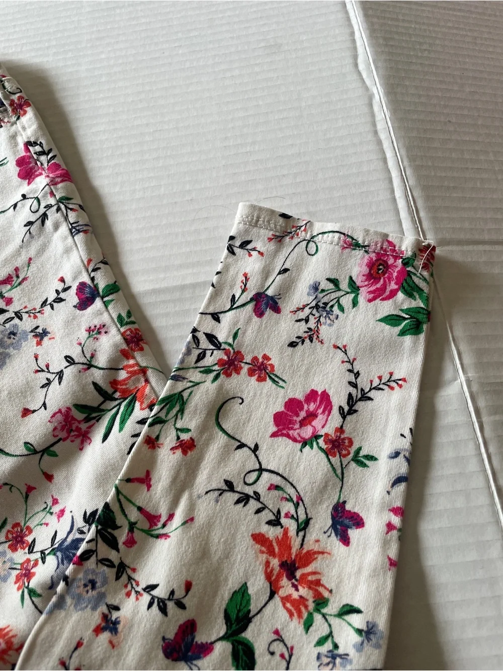 Old Navy Jeggings Floral Print Skinny Jeans - White Background